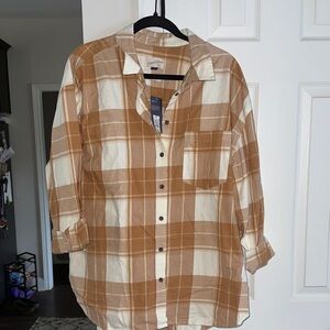 Universal Thread Women's Plaid Button-Down Shirt - Tan and Cream